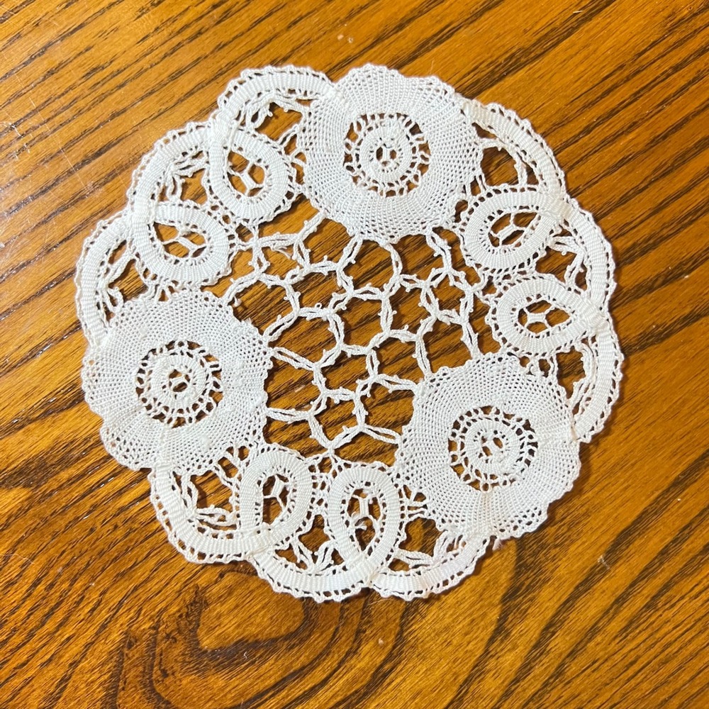 Handmade Belgian Lace Doily 5.5" Round Floral Cottage Farmhouse Crochet Decor‎